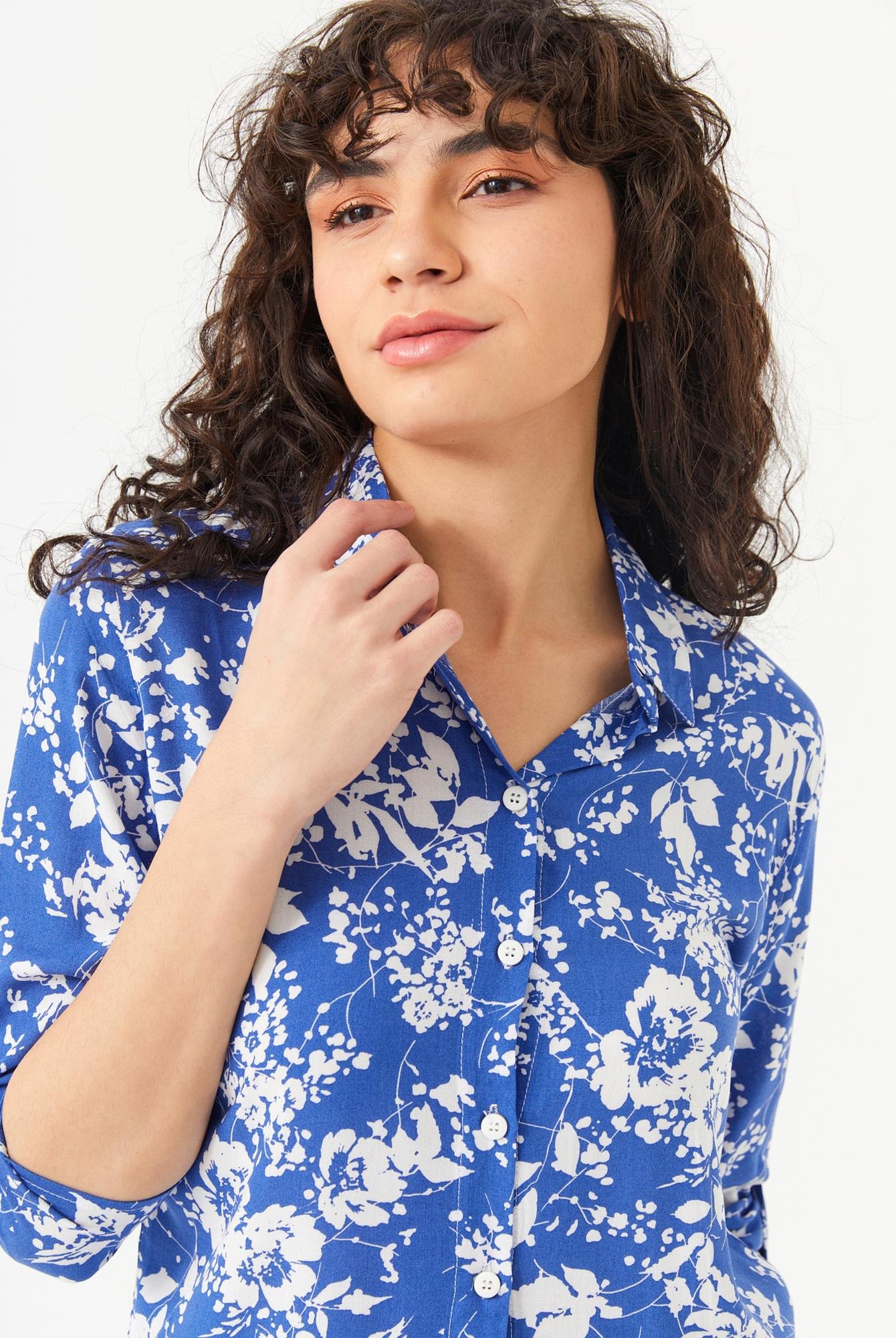  Ecrou Kadın Mavi Kolu Katlamalı Çiçek Desenli Regular Fit Gömlek