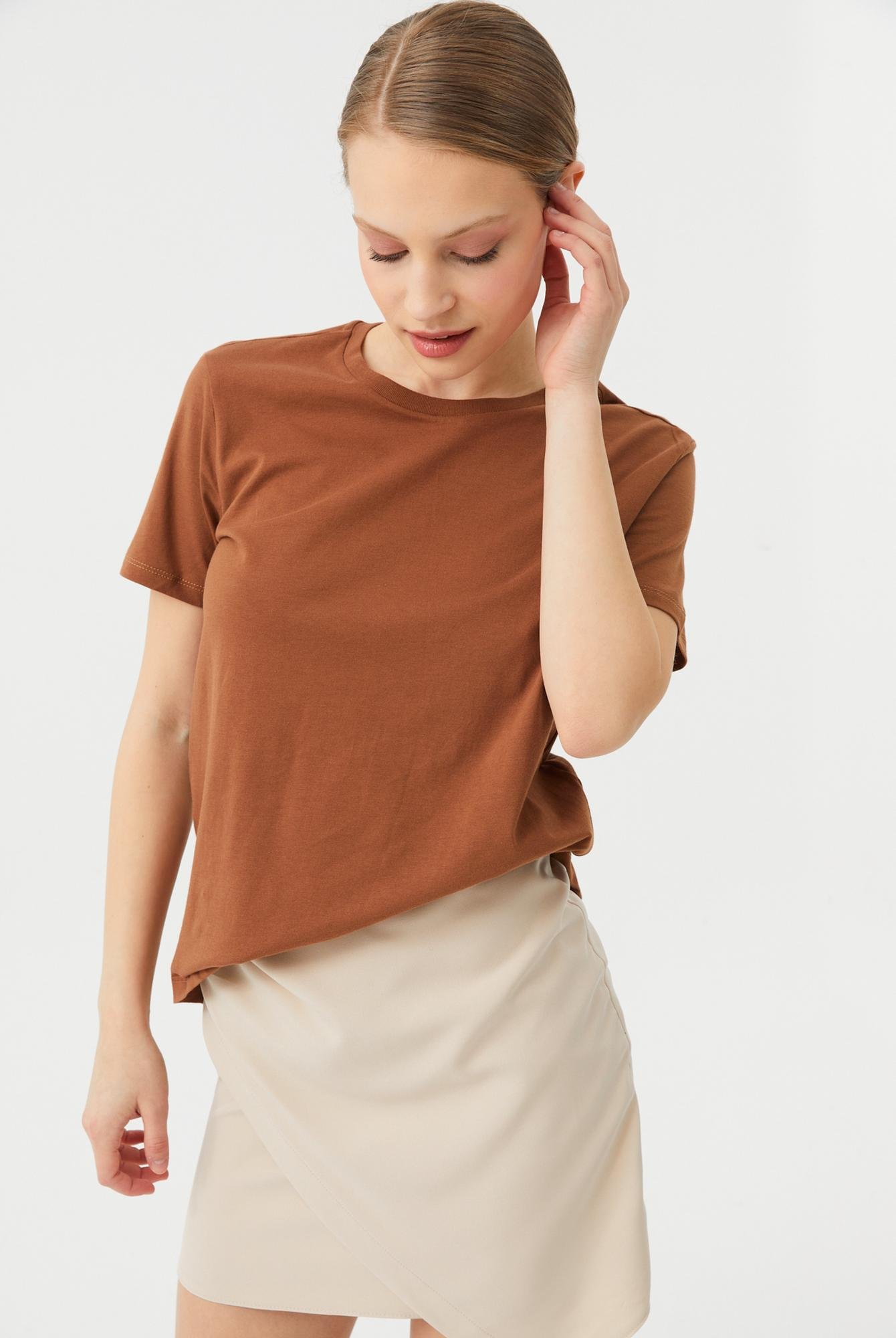 Ecrou Kadın Karamel Altı Oval Regular Fit Basic Tshirt