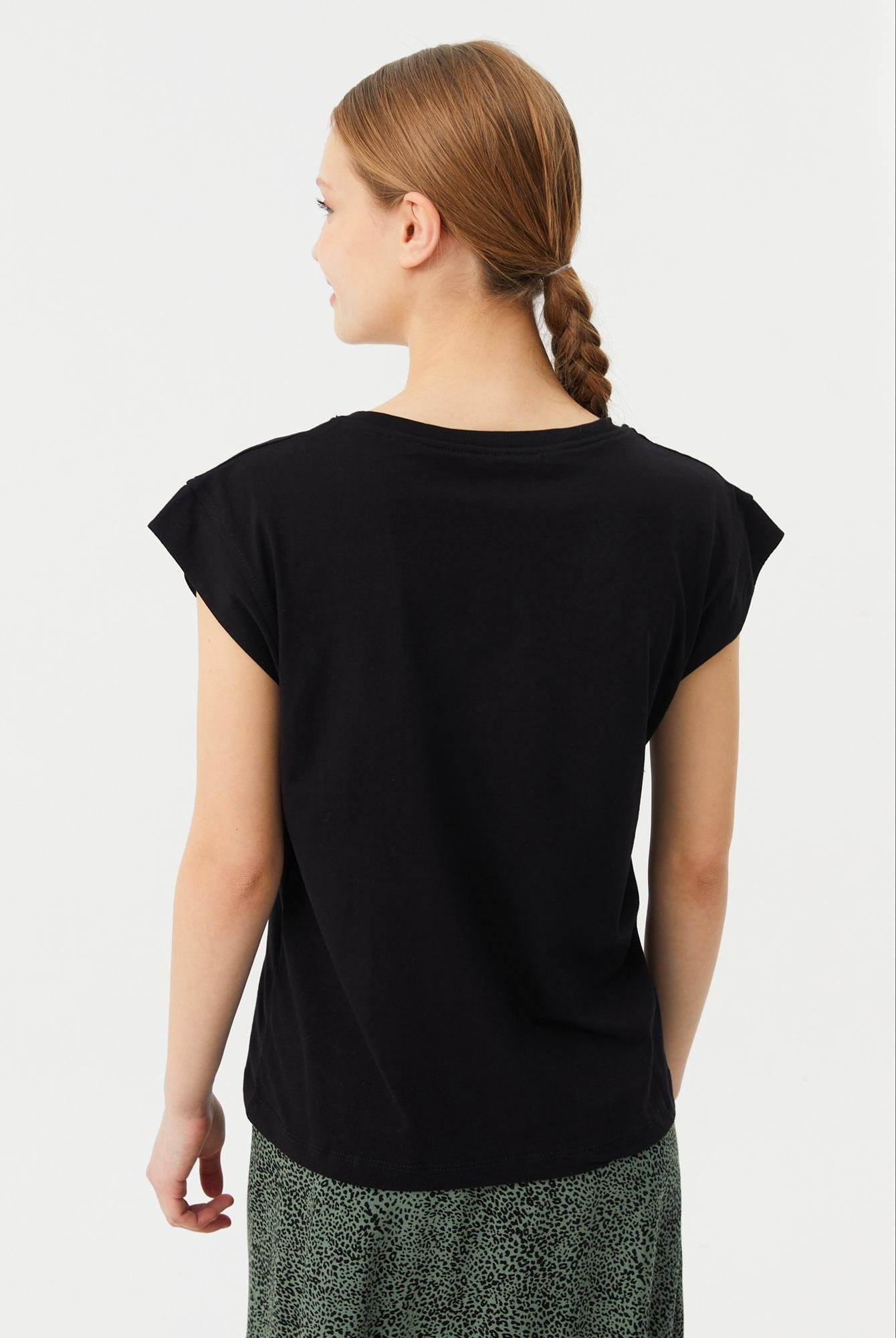  Ecrou Kadın Siyah Kolu Detaylı Regular Fit Basic Tshirt